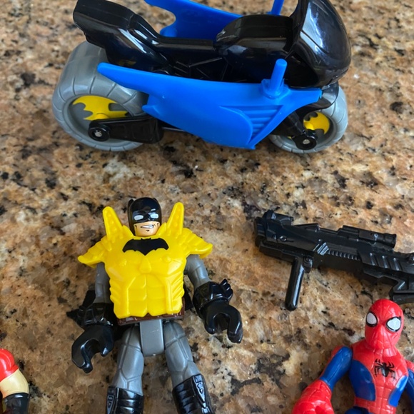IMAGINEXT FISHER PRICE/HASBRO DC BATMAN W/SHIELD ROBIN SPIDER-MAN BAT CYCLE GUN - Picture 8 of 10